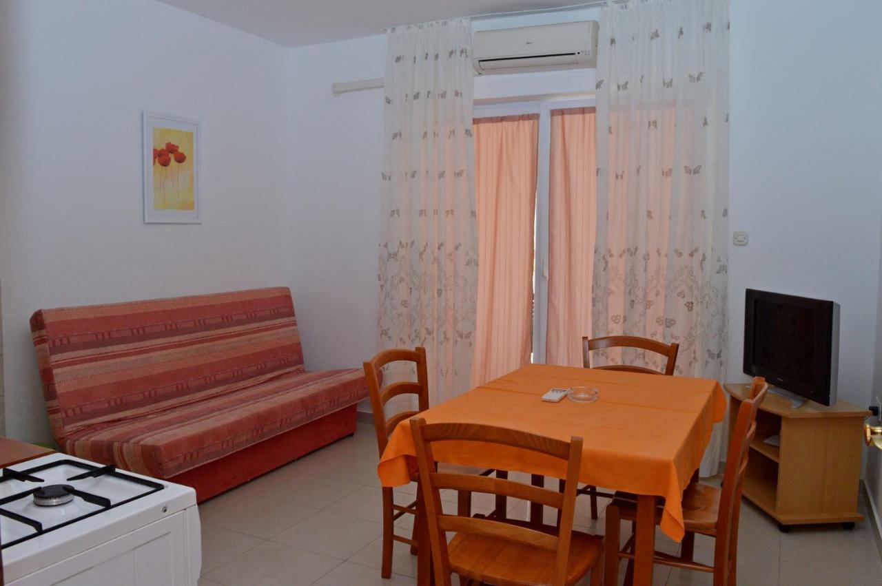 Apartments Macak Novalja Exterior foto